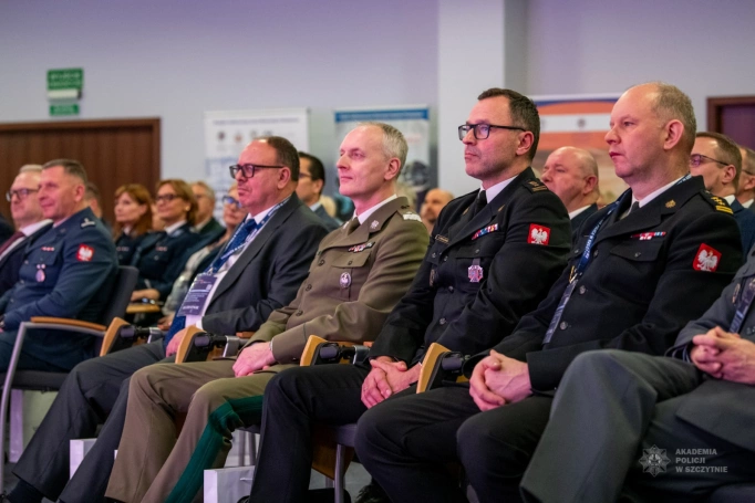 Zdjęcie nr 3 z galerii Akademia Policji stawia na doświadczenie. Medal ze Szczytna dla prof. Bernarda Wiśniewskiego z AWSB