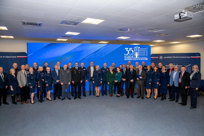 Zdjęcie nr 2 z galerii Akademia Policji stawia na doświadczenie. Medal ze Szczytna dla prof. Bernarda Wiśniewskiego z AWSB