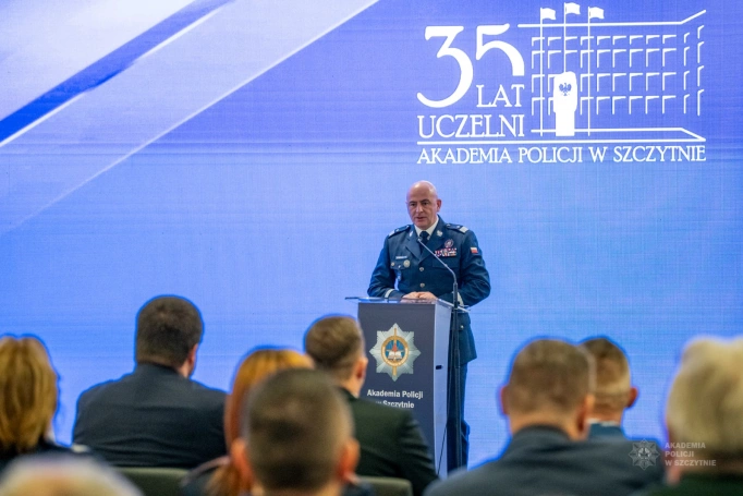 Zdjęcie nr 4 z galerii Akademia Policji stawia na doświadczenie. Medal ze Szczytna dla prof. Bernarda Wiśniewskiego z AWSB