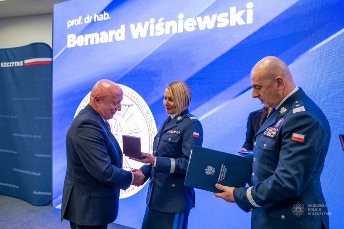 Zdjęcie nr 5 z galerii Akademia Policji stawia na doświadczenie. Medal ze Szczytna dla prof. Bernarda Wiśniewskiego z AWSB