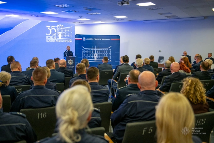 Zdjęcie nr 6 z galerii Akademia Policji stawia na doświadczenie. Medal ze Szczytna dla prof. Bernarda Wiśniewskiego z AWSB