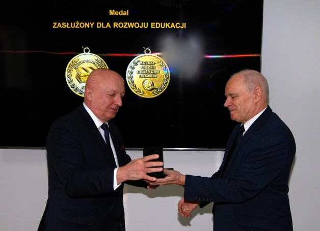 Zdjęcie nr 2 z galerii Ekspercka wiedza, konkretne rozwiązania. Wykładowcy AWSB wyr&oacute;żnieni