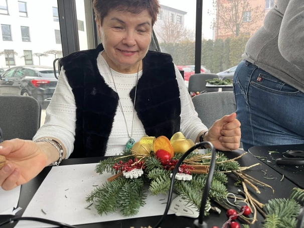 Zdjęcie nr 3 z galerii Świąteczna atmosfera UTW &ndash; warsztaty tworzenia bożonarodzeniowych stroik&oacute;w