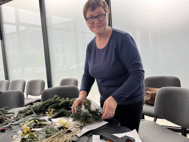 Zdjęcie nr 1 z galerii Świąteczna atmosfera UTW &ndash; warsztaty tworzenia bożonarodzeniowych stroik&oacute;w