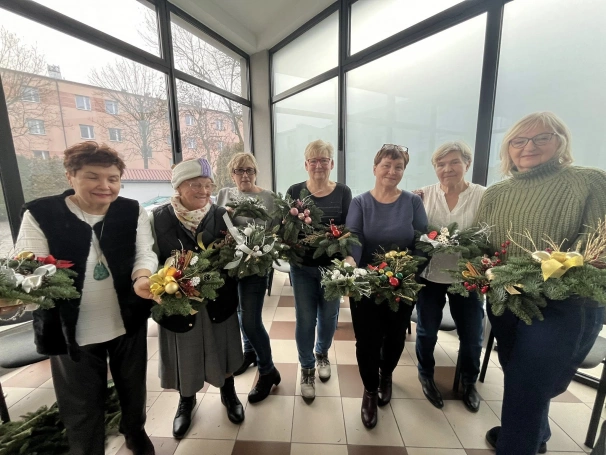 Zdjęcie nr 9 z galerii Świąteczna atmosfera UTW &ndash; warsztaty tworzenia bożonarodzeniowych stroik&oacute;w