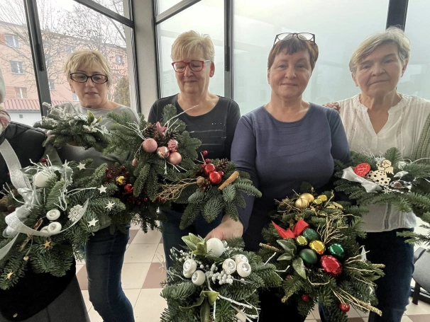 Zdjęcie nr 10 z galerii Świąteczna atmosfera UTW &ndash; warsztaty tworzenia bożonarodzeniowych stroik&oacute;w