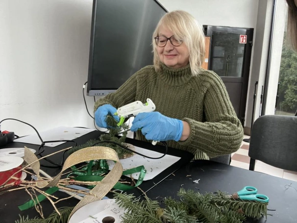 Zdjęcie nr 2 z galerii Świąteczna atmosfera UTW &ndash; warsztaty tworzenia bożonarodzeniowych stroik&oacute;w