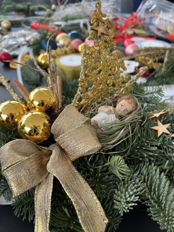 Zdjęcie nr 14 z galerii Świąteczna atmosfera UTW &ndash; warsztaty tworzenia bożonarodzeniowych stroik&oacute;w