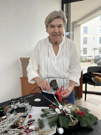 Zdjęcie nr 5 z galerii Świąteczna atmosfera UTW &ndash; warsztaty tworzenia bożonarodzeniowych stroik&oacute;w