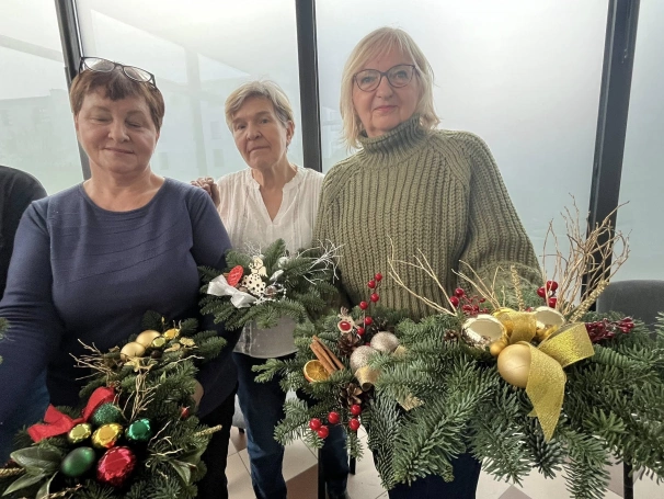 Zdjęcie nr 11 z galerii Świąteczna atmosfera UTW &ndash; warsztaty tworzenia bożonarodzeniowych stroik&oacute;w