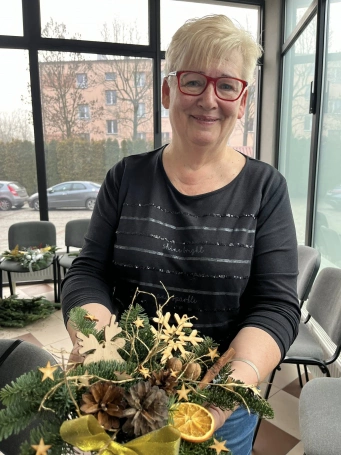 Zdjęcie nr 6 z galerii Świąteczna atmosfera UTW &ndash; warsztaty tworzenia bożonarodzeniowych stroik&oacute;w