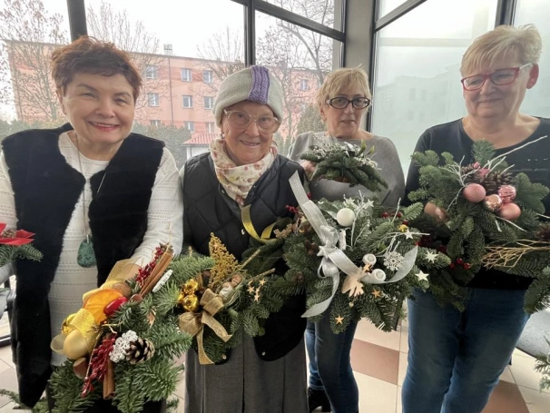 Zdjęcie nr 12 z galerii Świąteczna atmosfera UTW &ndash; warsztaty tworzenia bożonarodzeniowych stroik&oacute;w