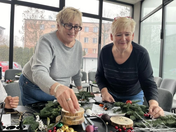 Zdjęcie nr 7 z galerii Świąteczna atmosfera UTW &ndash; warsztaty tworzenia bożonarodzeniowych stroik&oacute;w
