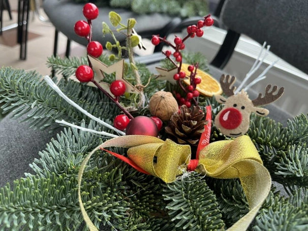 Zdjęcie nr 20 z galerii Świąteczna atmosfera UTW &ndash; warsztaty tworzenia bożonarodzeniowych stroik&oacute;w