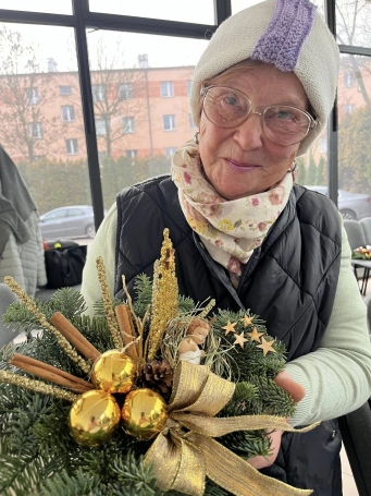 Zdjęcie nr 8 z galerii Świąteczna atmosfera UTW &ndash; warsztaty tworzenia bożonarodzeniowych stroik&oacute;w