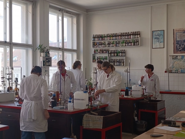 Zdjęcie nr 2 z galerii Spotkanie projektowe &bdquo;RESEARCH &ndash; Bringing RESEARCH to Schools&rdquo; w Pradze z udziałem Akademii WSB