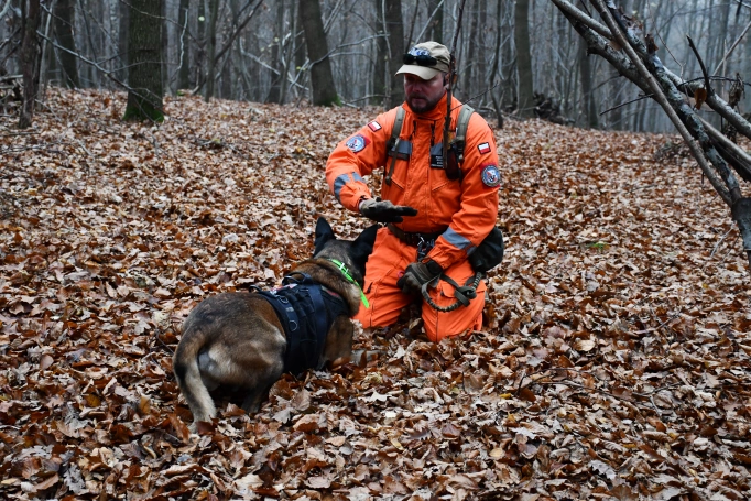 Zdjęcie nr 15 z galerii Zajęcia terenowe &ndash; symulacja poszukiwań os&oacute;b zaginionych w rozległym terenie otwartym