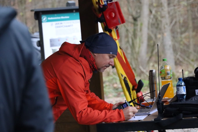 Zdjęcie nr 2 z galerii Zajęcia terenowe &ndash; symulacja poszukiwań os&oacute;b zaginionych w rozległym terenie otwartym