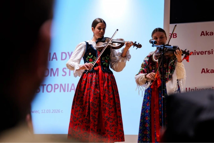 Zdjęcie nr 121 z galerii Gala Wręczenia Dyplom&oacute;w  12.03.2026 