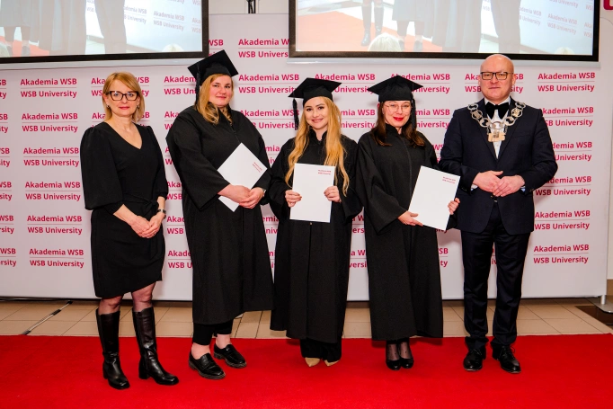 Zdjęcie nr 26 z galerii Nowi absolwenci studi&oacute;w podyplomowych Akademii WSB odebrali dyplomy