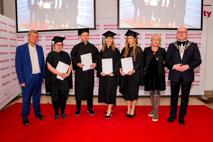Zdjęcie nr 27 z galerii Nowi absolwenci studi&oacute;w podyplomowych Akademii WSB odebrali dyplomy
