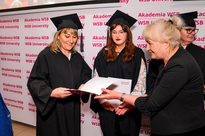 Zdjęcie nr 28 z galerii Nowi absolwenci studi&oacute;w podyplomowych Akademii WSB odebrali dyplomy
