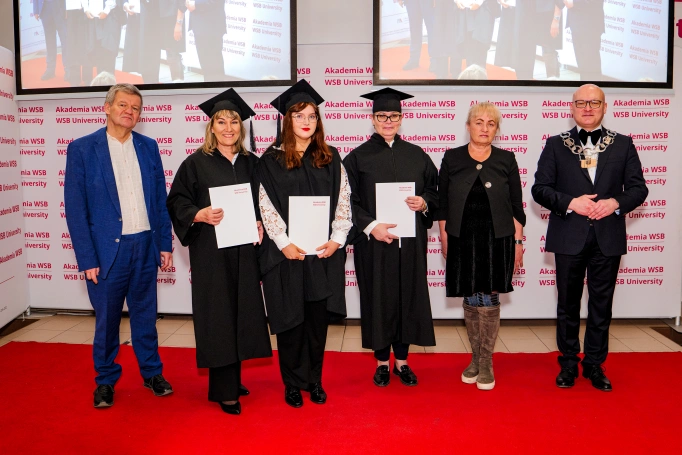 Zdjęcie nr 29 z galerii Nowi absolwenci studi&oacute;w podyplomowych Akademii WSB odebrali dyplomy