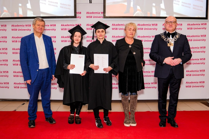 Zdjęcie nr 30 z galerii Nowi absolwenci studi&oacute;w podyplomowych Akademii WSB odebrali dyplomy