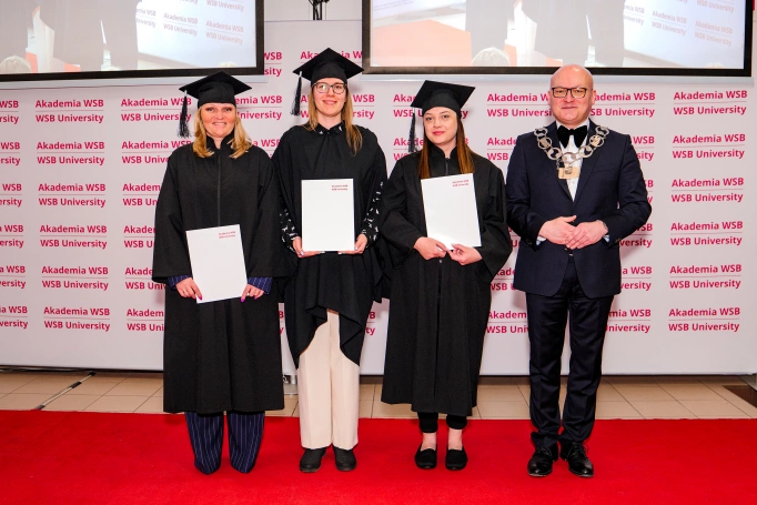 Zdjęcie nr 31 z galerii Nowi absolwenci studi&oacute;w podyplomowych Akademii WSB odebrali dyplomy