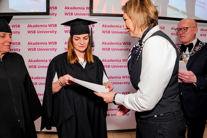 Zdjęcie nr 32 z galerii Nowi absolwenci studi&oacute;w podyplomowych Akademii WSB odebrali dyplomy
