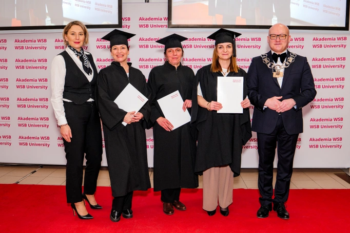 Zdjęcie nr 33 z galerii Nowi absolwenci studi&oacute;w podyplomowych Akademii WSB odebrali dyplomy