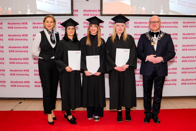 Zdjęcie nr 35 z galerii Nowi absolwenci studi&oacute;w podyplomowych Akademii WSB odebrali dyplomy