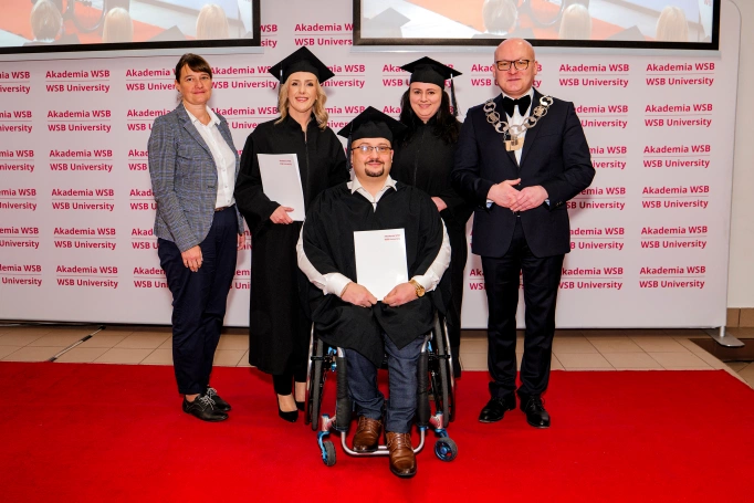 Zdjęcie nr 34 z galerii Nowi absolwenci studi&oacute;w podyplomowych Akademii WSB odebrali dyplomy