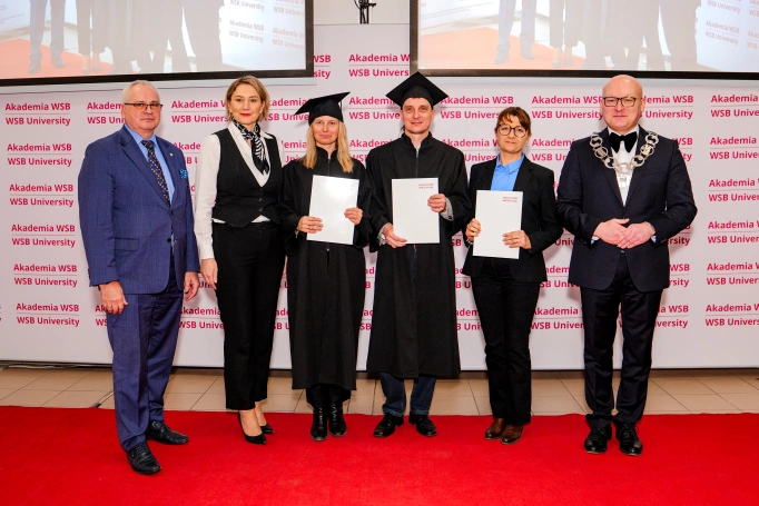 Zdjęcie nr 36 z galerii Nowi absolwenci studi&oacute;w podyplomowych Akademii WSB odebrali dyplomy