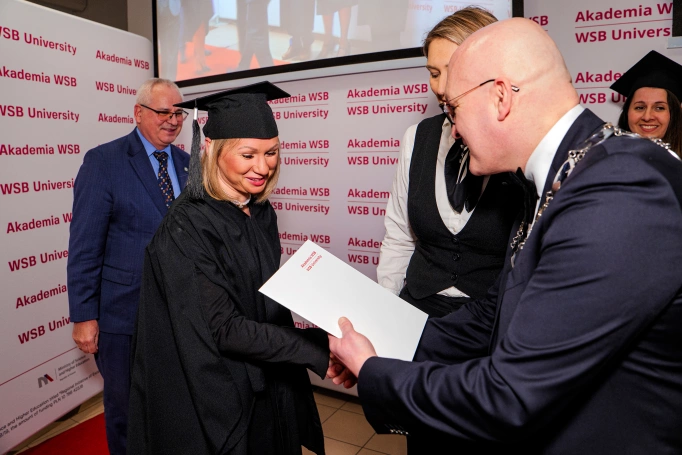 Zdjęcie nr 37 z galerii Nowi absolwenci studi&oacute;w podyplomowych Akademii WSB odebrali dyplomy