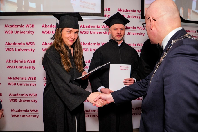 Zdjęcie nr 38 z galerii Nowi absolwenci studi&oacute;w podyplomowych Akademii WSB odebrali dyplomy