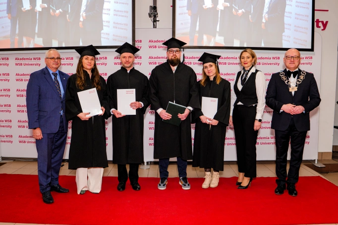 Zdjęcie nr 39 z galerii Nowi absolwenci studi&oacute;w podyplomowych Akademii WSB odebrali dyplomy