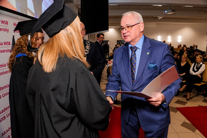 Zdjęcie nr 40 z galerii Nowi absolwenci studi&oacute;w podyplomowych Akademii WSB odebrali dyplomy