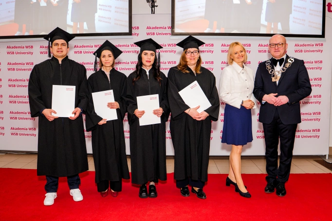 Zdjęcie nr 42 z galerii Nowi absolwenci studi&oacute;w podyplomowych Akademii WSB odebrali dyplomy