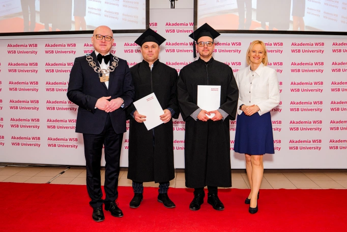 Zdjęcie nr 43 z galerii Nowi absolwenci studi&oacute;w podyplomowych Akademii WSB odebrali dyplomy