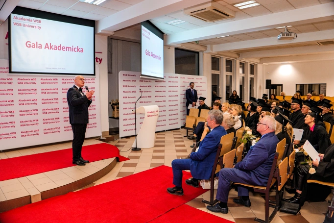 Zdjęcie nr 47 z galerii Nowi absolwenci studi&oacute;w podyplomowych Akademii WSB odebrali dyplomy