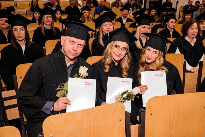 Zdjęcie nr 48 z galerii Nowi absolwenci studi&oacute;w podyplomowych Akademii WSB odebrali dyplomy
