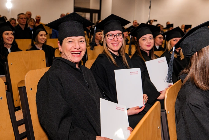 Zdjęcie nr 49 z galerii Nowi absolwenci studi&oacute;w podyplomowych Akademii WSB odebrali dyplomy