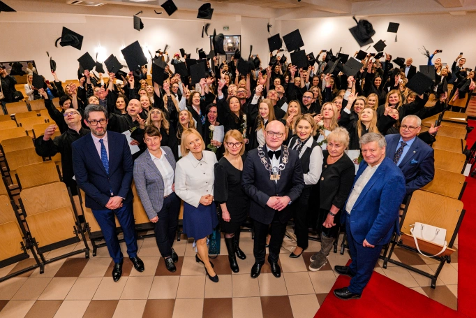 Zdjęcie nr 51 z galerii Nowi absolwenci studi&oacute;w podyplomowych Akademii WSB odebrali dyplomy