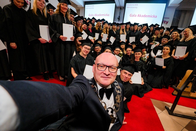 Zdjęcie nr 52 z galerii Nowi absolwenci studi&oacute;w podyplomowych Akademii WSB odebrali dyplomy