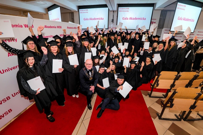 Zdjęcie nr 53 z galerii Nowi absolwenci studi&oacute;w podyplomowych Akademii WSB odebrali dyplomy