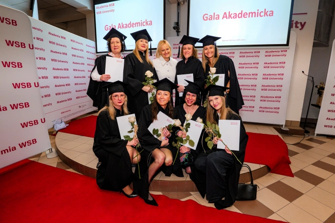 Zdjęcie nr 55 z galerii Nowi absolwenci studi&oacute;w podyplomowych Akademii WSB odebrali dyplomy