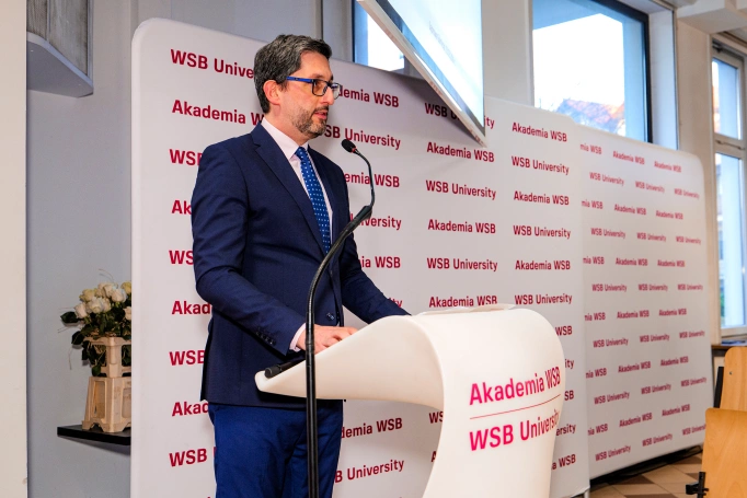 Zdjęcie nr 7 z galerii Nowi absolwenci studi&oacute;w podyplomowych Akademii WSB odebrali dyplomy