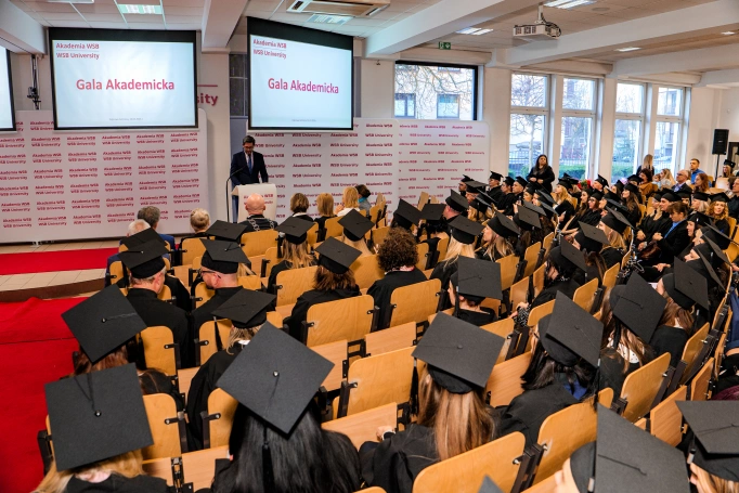 Zdjęcie nr 8 z galerii Nowi absolwenci studi&oacute;w podyplomowych Akademii WSB odebrali dyplomy