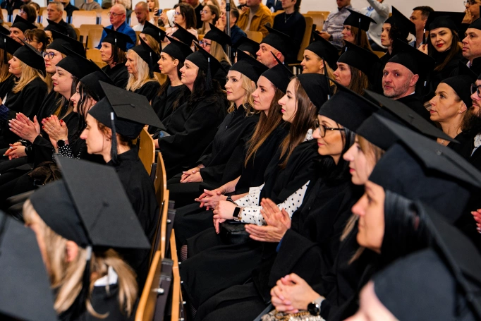 Zdjęcie nr 9 z galerii Nowi absolwenci studi&oacute;w podyplomowych Akademii WSB odebrali dyplomy